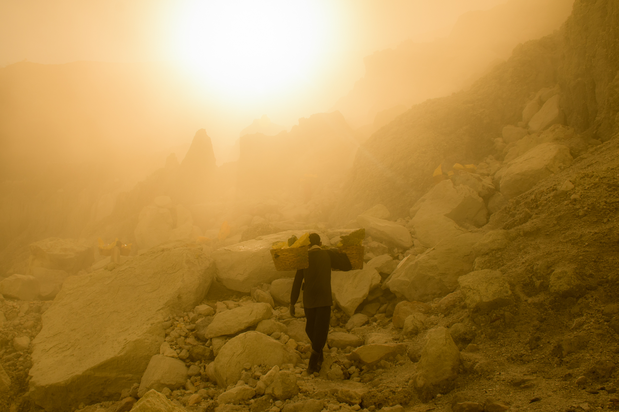 Sirné doly na sopce Ijen