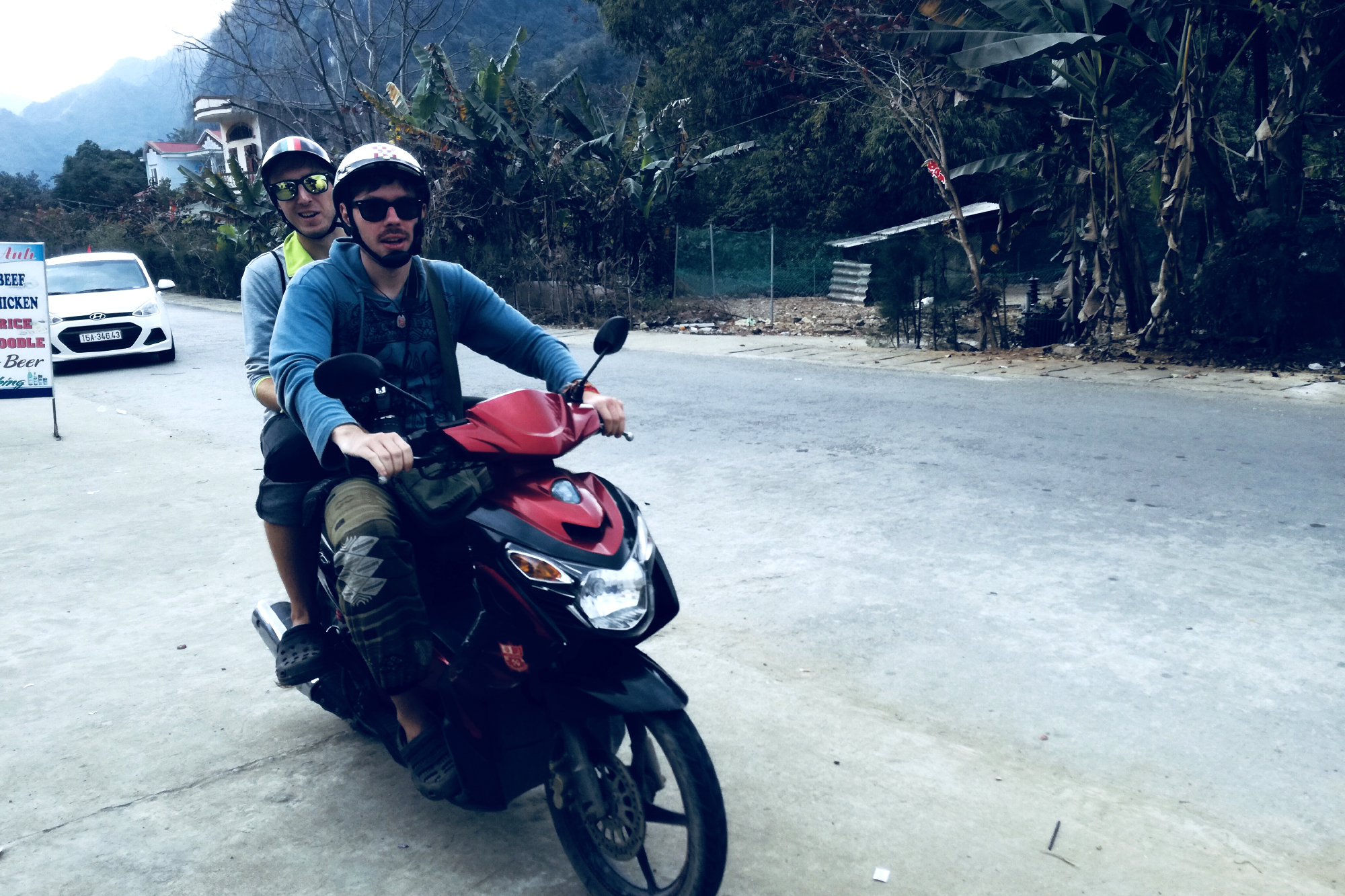 Na skutru na ostrov Cat Ba